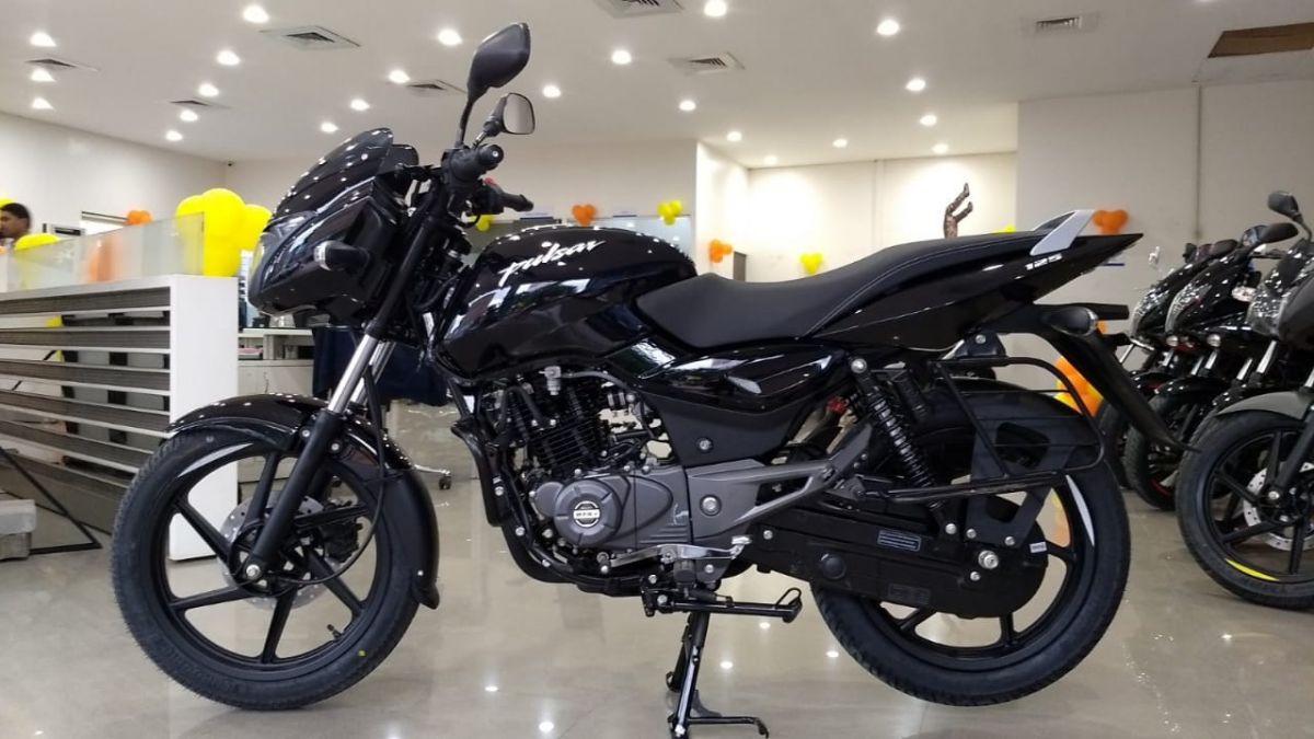 Pulsar 125 black on sale colour price