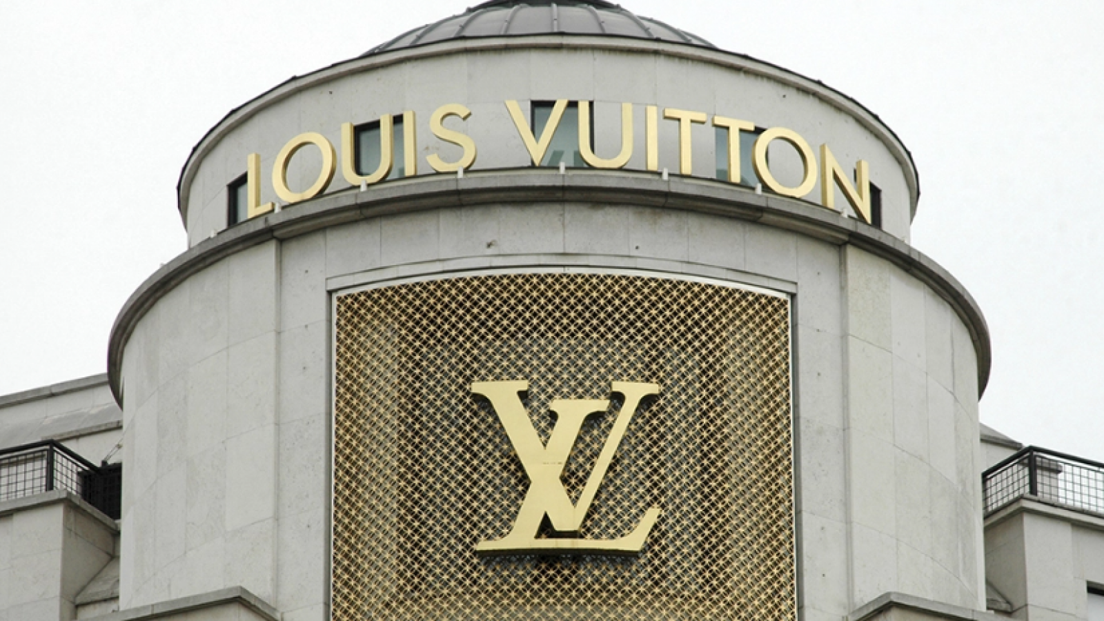 LVMH Gains to Record as Louis Vuitton, Dior Fuel Growth - Bloomberg
