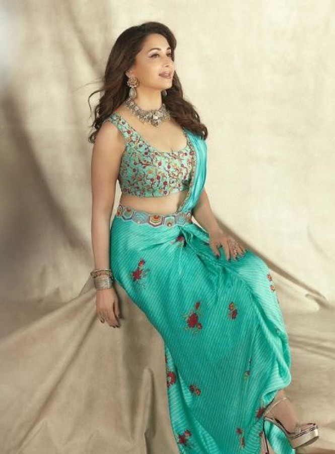 Madhuri Dixit Porne - Madhuri Dixit looks gorgeous in Indo Western saree | NewsTrack Hindi 1