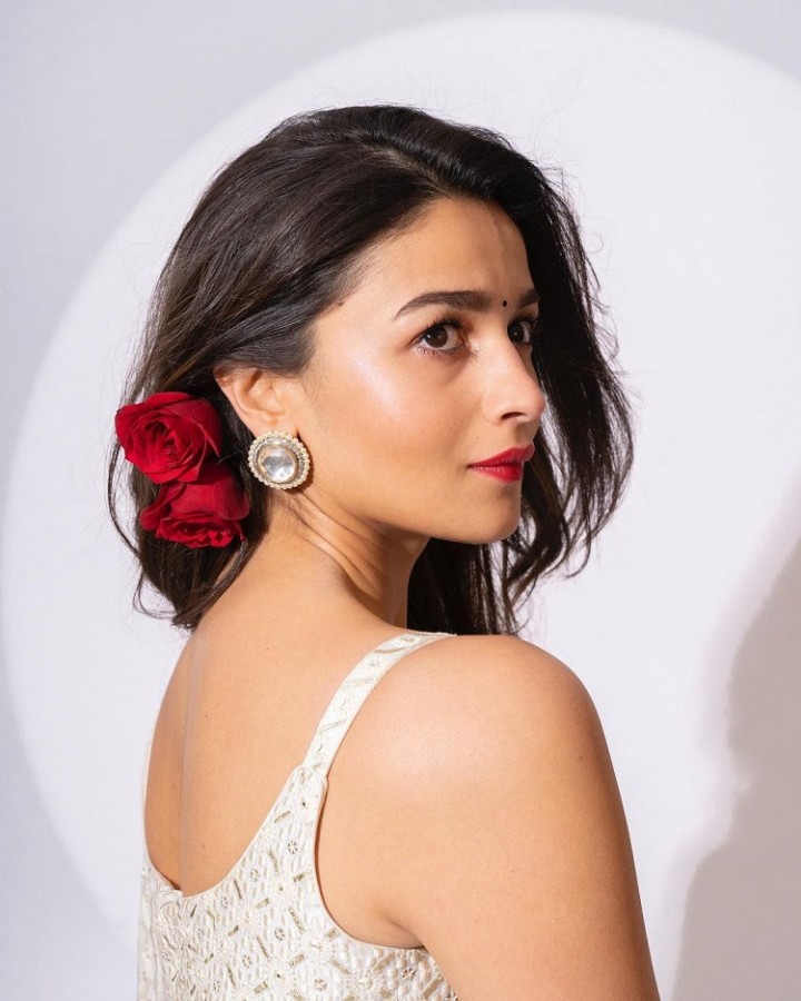 Alia shared heart-winning picture in white saree with red rose on hair |  NewsTrack English 1