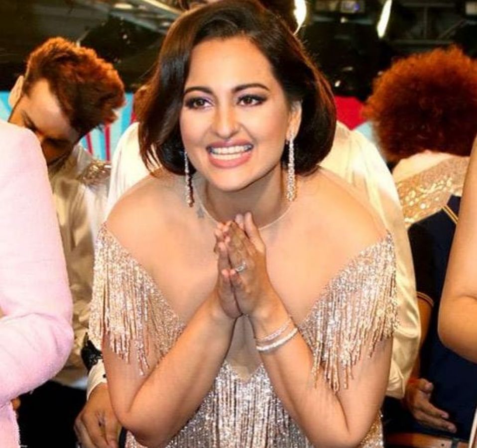 Oops, Moment! when Sonakshi Sinha's dress slipped and... | NewsTrack  English 1