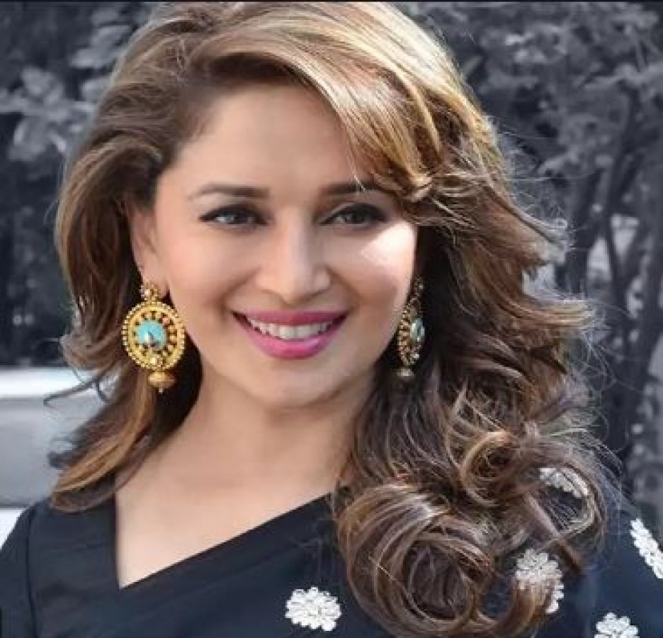 Madhuri Dixit become hair stylist for her husband in lockdown | NewsTrack  English 1