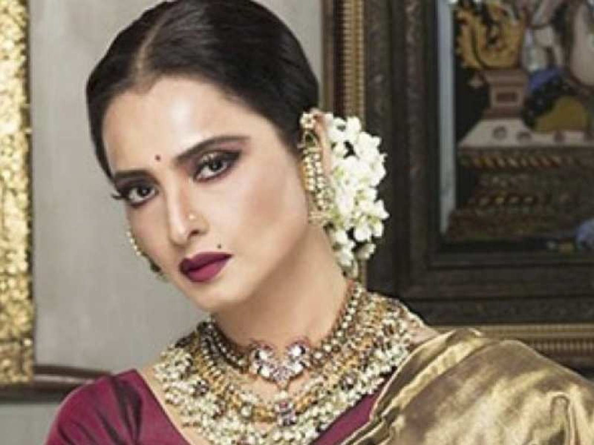 Very hot photo of beautiful actress of 80s Rekha came out | NewsTrack  English 1