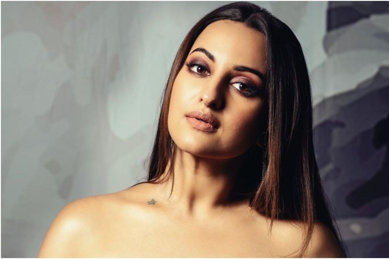 Sonakshi Sinha Ki Sexx Video - Sonakshi Sinha's is mix of sexy and sassy in golden dress, watch video here  | NewsTrack English 1