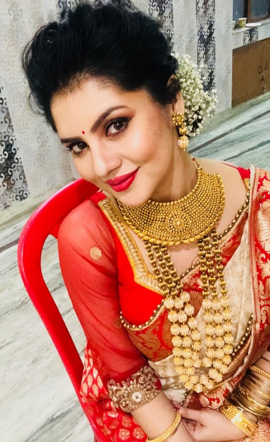 A Bengali Girl Wearing the Red Sari and Golden Ornaments Giving Poses in  Front of a White Curtain Stock Image - Image of fancy, activity: 230923749