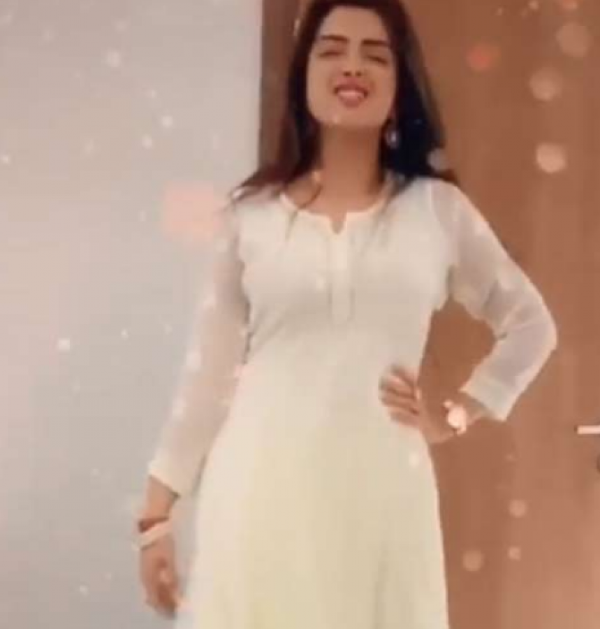 Amrapali Dubey shows her sexy dance moves; see the video here! | NewsTrack  English 1