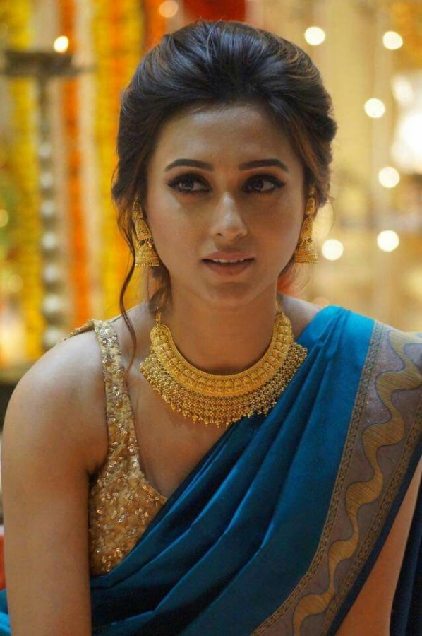 Trolled for wearing western outfit in Parliament, TMC MP Mimi Chakraborty  says people talk equality, but can't see change - Yes Punjab - Latest News  from Punjab, India & World