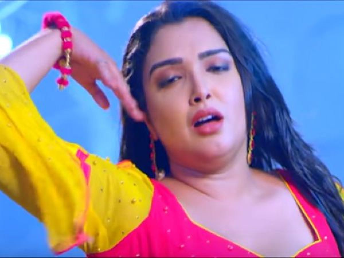 Amrapali Ki First Time Sexy Video - Amrapali Dubey's hot song 'Chuvata Doodh Dekh Ke Gorai' wreaked havoc on  internet, watch video here! | NewsTrack English 1