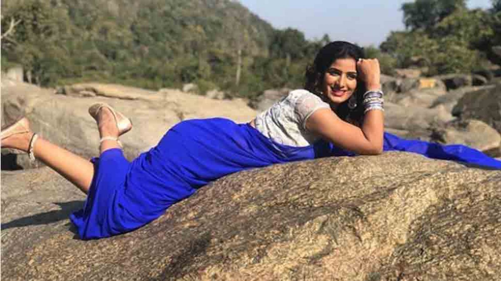 Bhojpuri actress Poonam Dubey crosses all limits with this song, check out  video here | NewsTrack English 1