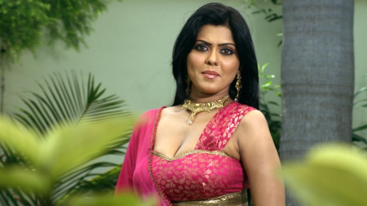 Sangeetha Hot Saree Song - YouTube