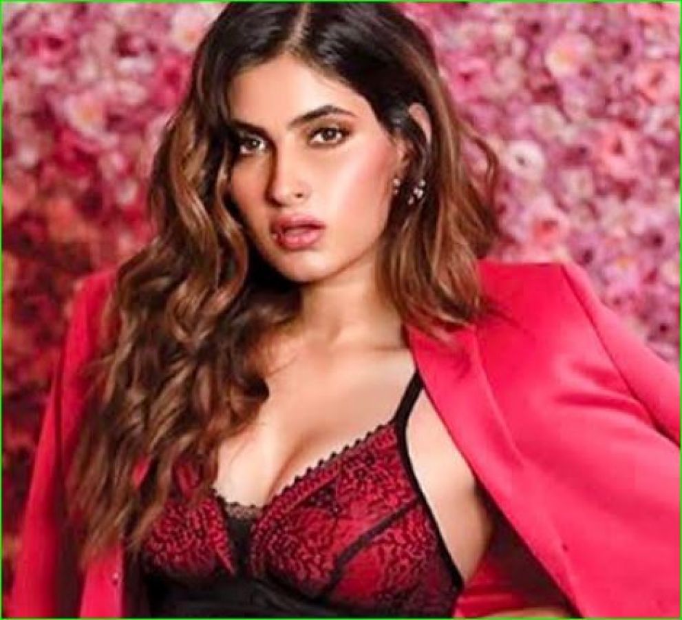 991px x 900px - Karisma Sharma wins internet with her hot photo, see pic here | NewsTrack  English 1