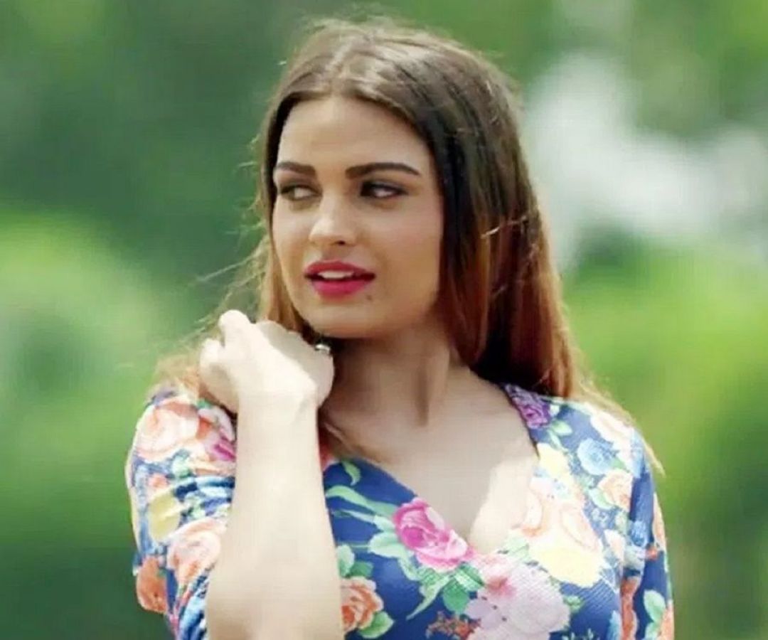 1080px x 900px - Himanshi Khurana's pictures setting Instagram on fire | NewsTrack English 1