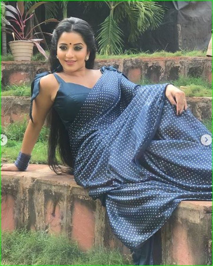 Monalisa spotted sexy in polka dot saree, pictures go viral | NewsTrack  English 3