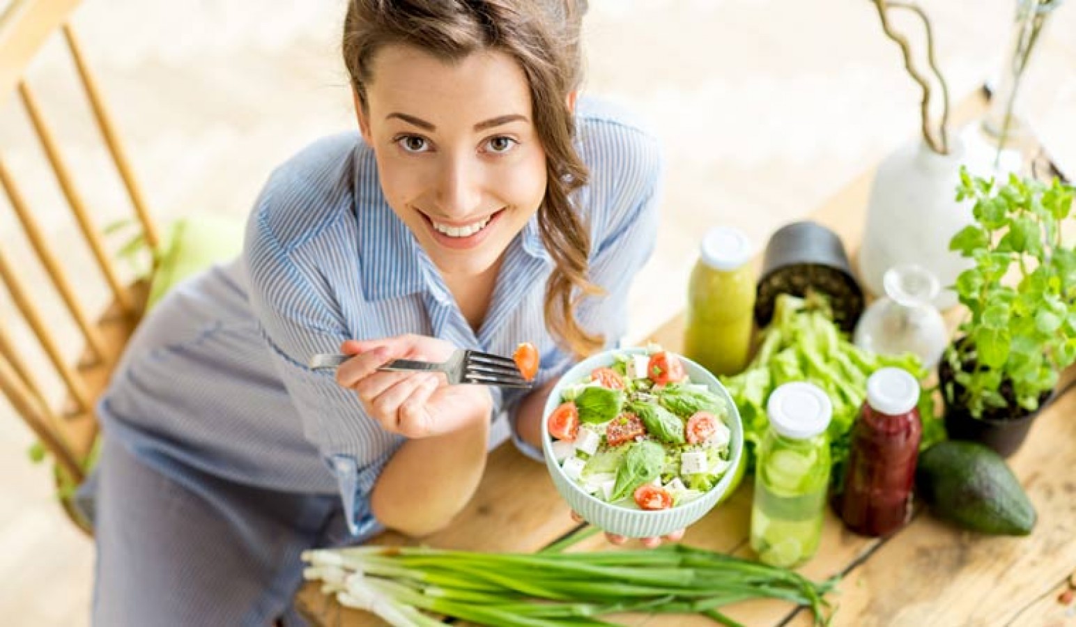 Eating healthy food. Салат стоковое фото. ЗОЖ. Диета для работающих женщин. Любимая еда студентов.