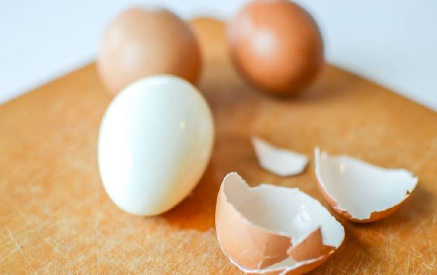 Очистить вареное яйцо
