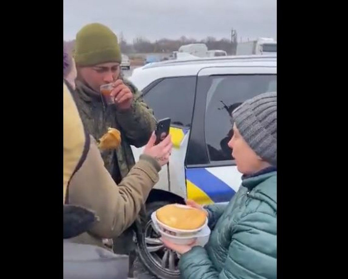 यूक्रेन के लोगों ने रूसी सैनिक को पिलाई चाय, दिल छू लेगा यह VIDEO | News Track Live, NewsTrack HIndi 1