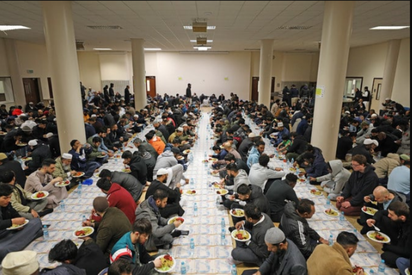 Ифтар в рамадан 2024 москва сегодня. Ифтар в мечети. Мусульмане в Великобритании. Ифтар в центральной мечети. Ифтар 2022.
