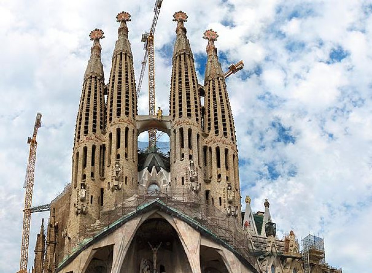 Exploring the Sagrada Familia: Gaudí's Architectural Masterpiece in Barcelona | NewsTrack English 1