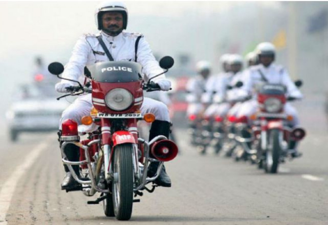 Kolkata: &#39;No helmet, no petrol&#39; rule to impose for 60 days from 8 December  | NewsTrack English 1