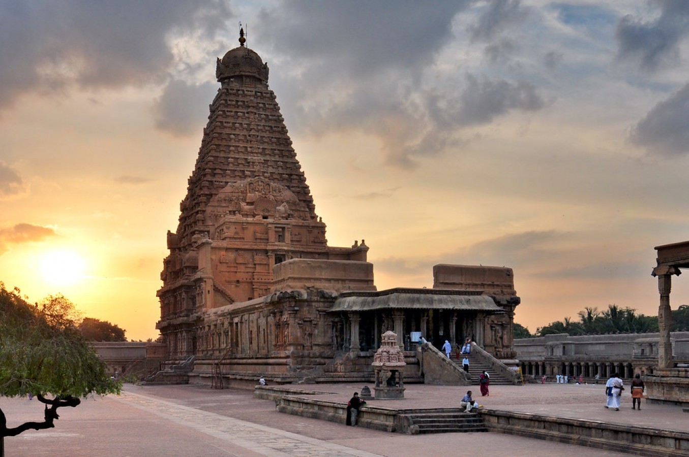 Brihadeeswara Temple; A temple with no foundation hiding secrets ...