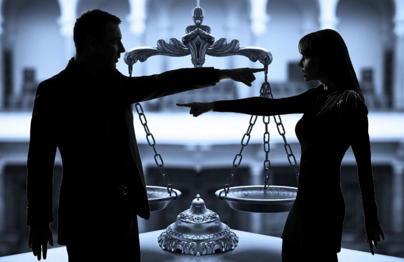 Один из супругов уклоняется от расторжения брака. Супруги в суде. Развод. Мужчина и женщина в суде. Развод в суде.