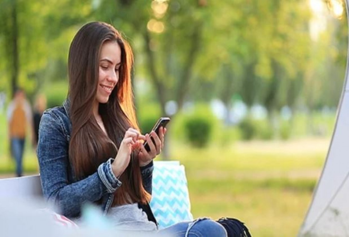 Whatsapp качество фото. Девушка ватсап. Girl WHATSAPP девушка. Девушка пишет в ватсапе. Happy girl student Phone.