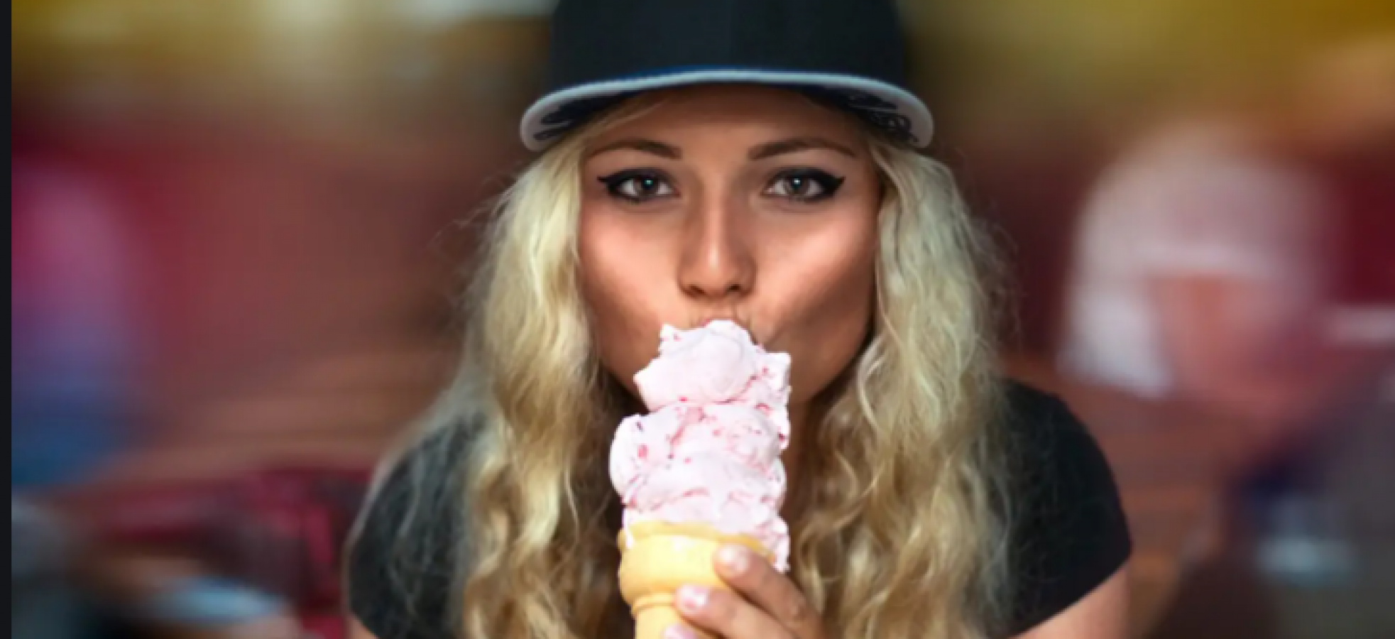 Блондинка с мороженым