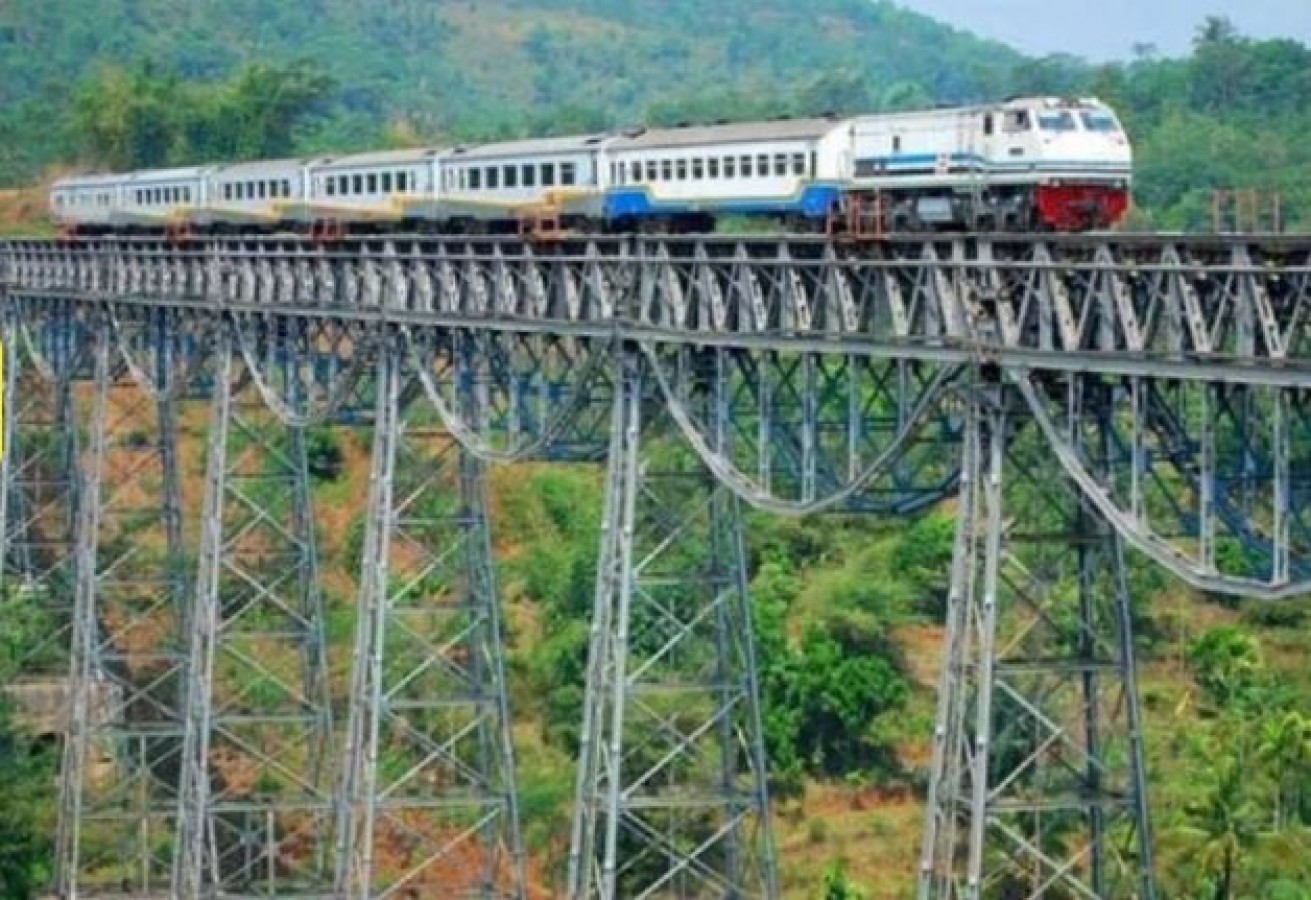 Железные дороги бывают. Железная дорога Арго Геде - Индонезия. Argo Gede Train Railroad Индонезия. Железнодорожный мост Калимантан. Железнодорожный мост Западная Ява.