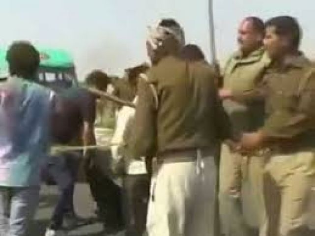 Villagers attack police,vandalize police station in UP