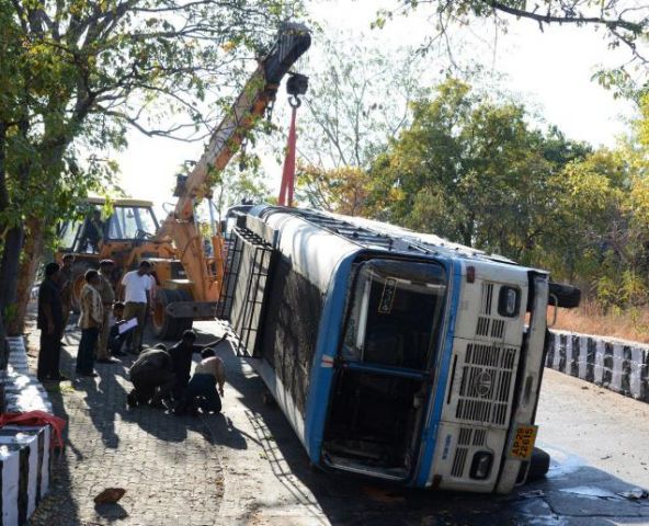 Bus overturned,1 dead and 24 injured