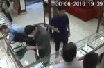 Caught on cam: Loot at jewellery shop
