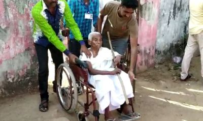 लोकसभा चुनाव: माओवादियों की धमकी से भी नहीं डरीं 102 वर्षीय अम्मा, पहुंची मतदान केंद्र
