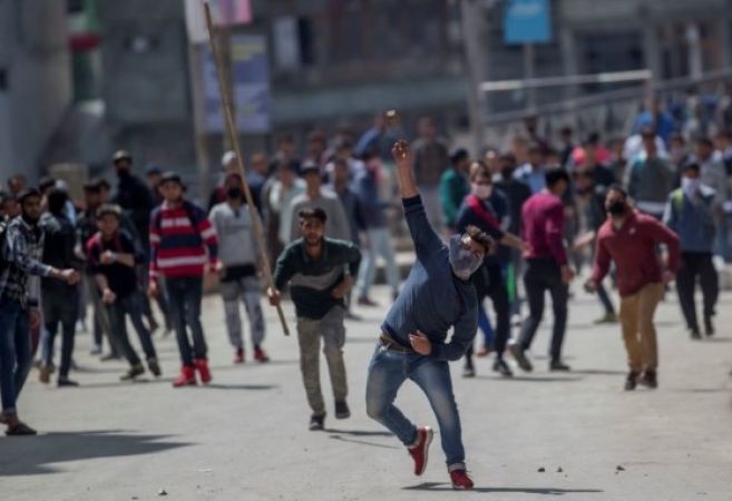 पाकिस्तान कर रहा है कश्मीरी युवाओं को कैशलेस फंडिंग