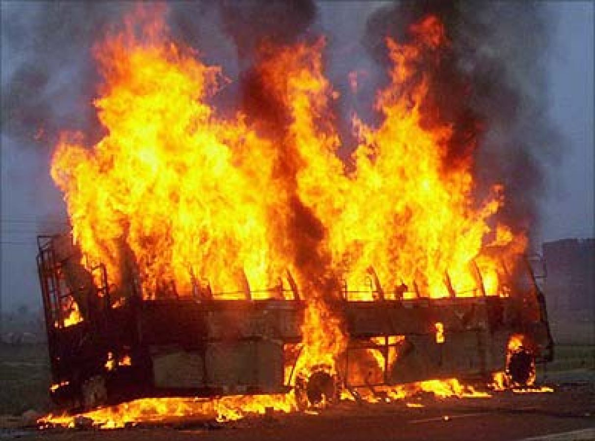 रायपुर में बड़ा हादसा टला, ट्रांसफार्मर फटने से सड़क किनारे खड़ी बसों में लगी आग
