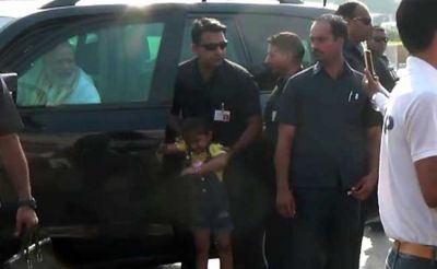 PM मोदी ने रूकवाया काफिला, सामने आई बच्ची से यूं मिले