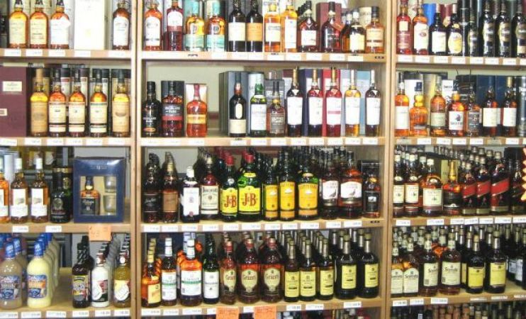 दिल्ली में शराब की दुकानों पर ऐसे टूट पड़े लोग कि करवानी पड़ी बंद