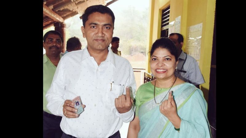 लोकसभा चुनाव: गोवा सीएम ने पत्नी सहित डाला वोट, मीडिया से कही ये बात
