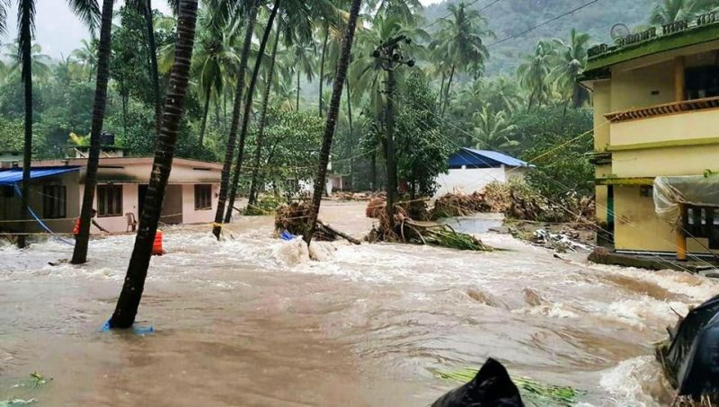 केरल में बारिश और बाढ़ से अब तक 54000 लोग बेघर