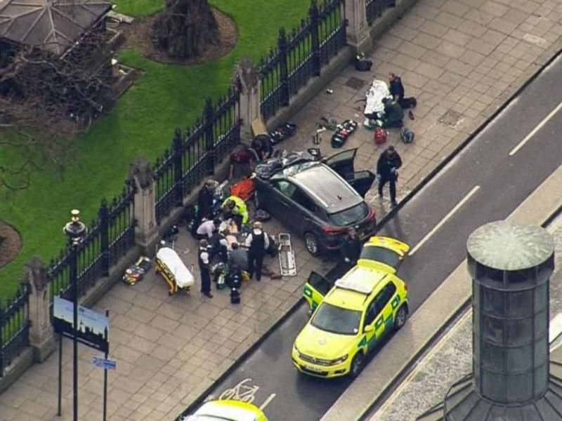 लंदन के संसद परिसर से टकराई कार, कई लोग घायल