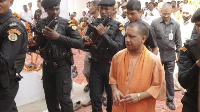 CM योगी आदित्यनाथ ने बतौर मुख्यमंत्री पहली बार फहराया राष्ट्रध्वज