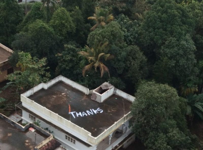 केरल बाढ़ : गर्भवती महिला को सुरक्षित बचाने वाले कमांडर को घर की छत ने कहा धन्यवाद