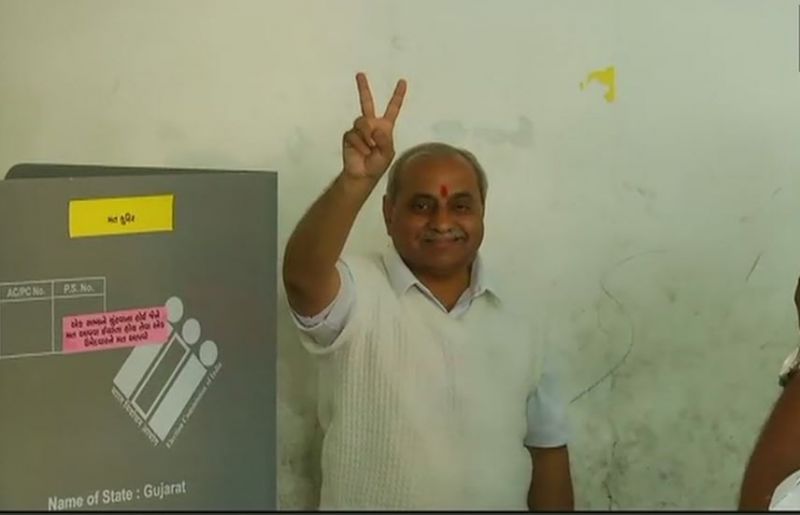 Deputy CM Nitin Patel casts his vote: Gujarat Polls