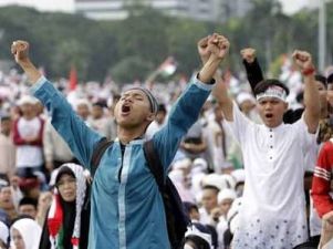 इंडोनेशिया में ट्रंप के खिलाफ हजारों की रैली