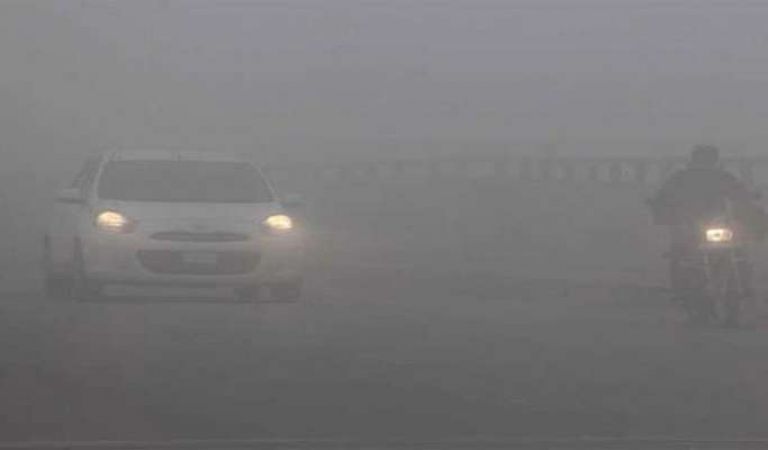 देश की राजधानी में धुंध के चलते यातायात रहा प्रभावित