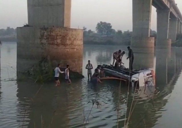 राजस्थान: नदी में गिरी बस, 26 की मौत