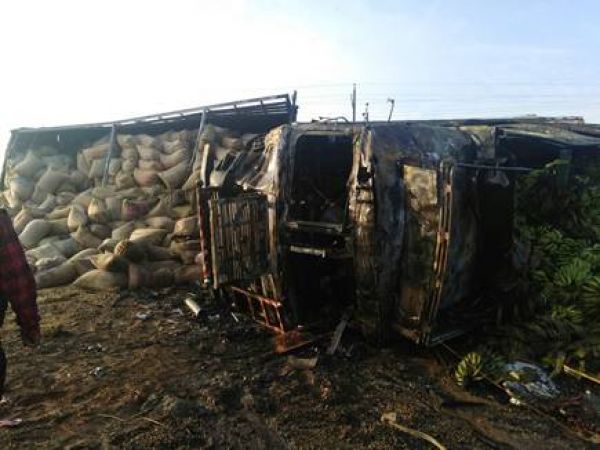 दो ट्रको में भिडंत के बाद आग लगी एक की मृत्यु