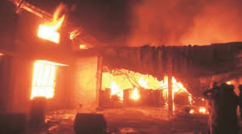 टैंट हाउस के गोदाम में लगी आग: लाखों का माल जलकर खाक
