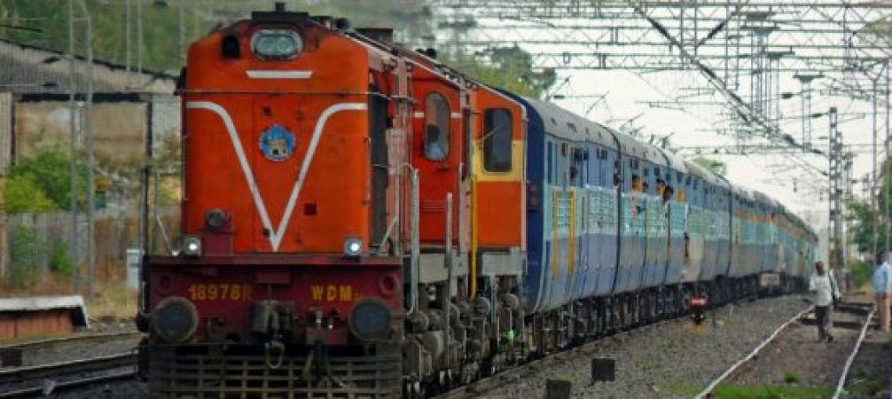 उत्तर भारत में जारी है कोहरे का कहर आज भी तय समय से लेट चल रही है कई ट्रेने