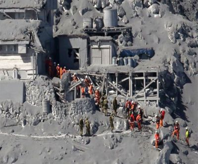 जापान: ज्वालामुखी फटने से कई लोग घायल
