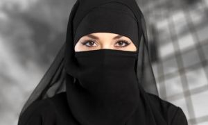 हिजाब पहनी मुस्लिम महिला पर हमला